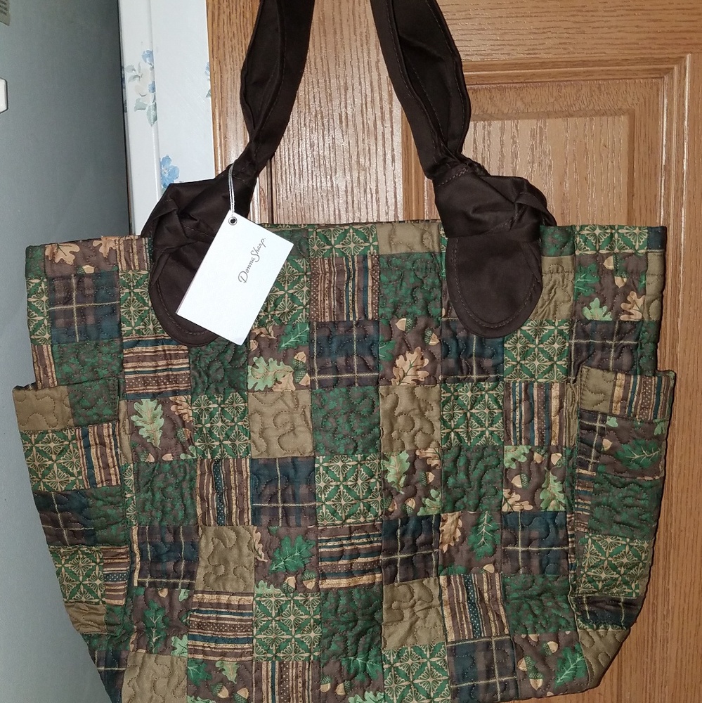 Donna Sharp Leslie bag in Hazel Patch pattern